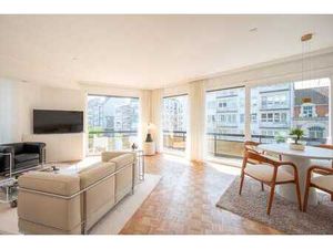 Appartement d'angle lumineux avec de larges façades  situé