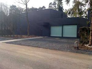 Maison moderne dans une oase verte