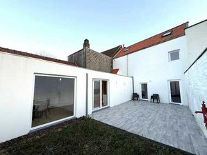 MAISON RÉNOVÉE AVEC TERRASSE SPACIEUSE ET PETIT JARDIN