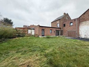 Appartement au rez-de-chaussée avec jardin et garage.