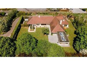 Propriété impressionnante sur 4297 m² - Accessible par une r