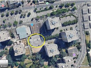 Place de stationnement dans une copropriété sécurisée