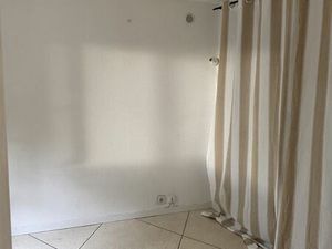 Ste maxime loue à l'année T1 30 M2 + terrasse et Jardin