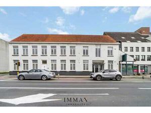 Bâtiment historique 'Cour de Versailles'