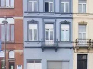 commerce à vendre dans une rue tres fréquentée