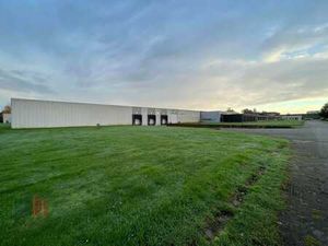 Bedrijfsgebouw op topligging met visibiliteit van de E17 ...