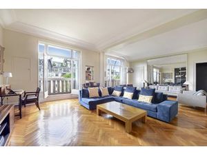 Paris 7th District – A Renovated 2/3 Bed Apartment