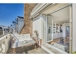 Paris 7th District – An Ideal Pied A Terre