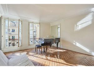 Paris 7th District – An Ideal Pied A Terre