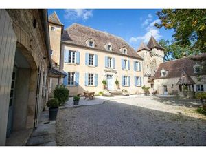Sumptuous Chartreuse Estate With Vineyard Near Saint-emilion