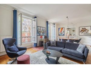 Paris 7th District – An Ideal Pied A Terre