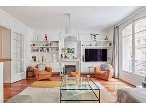 Paris 17th District – A Bright Four-bed Apartment