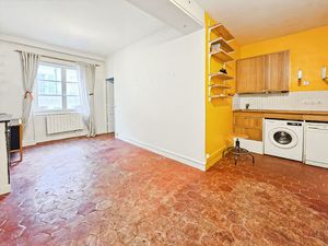 A quelques pas de la station de métro Saint-Germain-des-Prés  rue du Dragon Paris 6ème - A