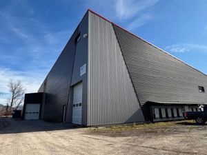 BATIMENT INDUSTRIEL A VENDRE 2560m²