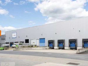 Entrepôt avec bureaux à louer à un emplacement stratégiqu...