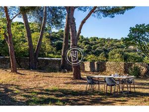 Proche  Demeure de charme au coeur d'un village Provençal