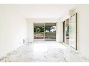 NICE // CIMIEZ - Avenue Elisabeth : 2 pièces / A rénover / Terrasse