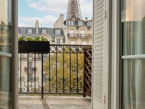 Vente appartement 5 pièces  104.00m²  Paris 07