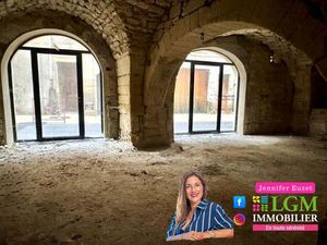 LOCAL COMMERCIAL D’EXCEPTION AU CŒUR DE SOMMIÈRES■Idéalement situé à Sommières  ce local c