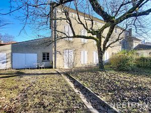 A Vendre Maison de ville en pierre rénovée avec garage et jardin à proximité immédiate du 