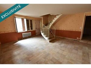 Situé au coeur du village   cette maison de village à rénover offre de multiples possibili