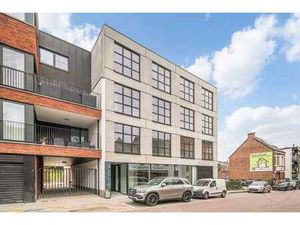 Nieuwbouwappartement met industriële uitstraling in het c...