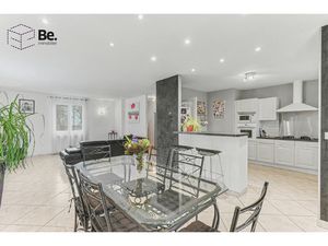 Maison plain-pied confortable de 100 m² + 30 m² de garage avec piscine