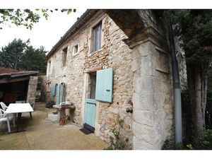 Grand Luberon. Propriété ancienne à vendre avec terrain de 1