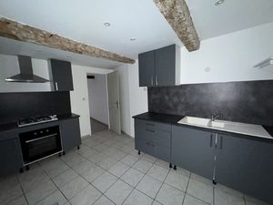 Coursan : maison de village avec cours 5 pièces à louer