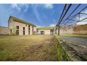 À 55 km au sud de Paris et à 10 km au nord de Fontainebleau  une grange seigneuriale du...