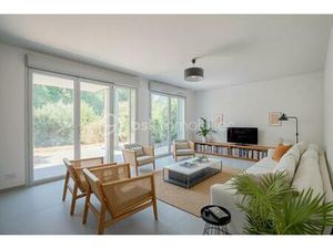 Joli appartement 3 pièces traversant de 74m2 en rez-de-jardin avec garage