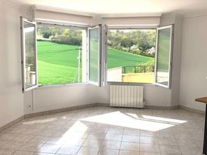 Appartement très lumineux  vue dégagée  Séjour  Cuisine meublée  1 chambre. Balcon. Place 