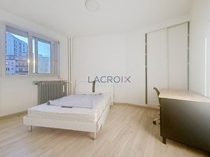 Studio avec cuisine séparée  proche Paris XIIIè.