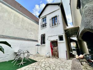 Maison avec jardin  dépendances et stationnement – Le Bourget - T3