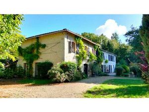 Ancien Moulin Historique  Piscine  Gîtes  Cadre Idyllique et calme  en Bord de Rivière  Ch