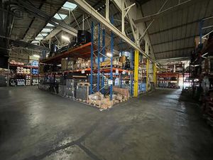 LOCAL D'ACTIVITE 5700m2 sur 10 000 m²   Terrain