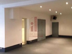 A 10 MNS DE FONTAINEBLEAU LOCAL A USAGE COMMERCIAL DE 375 M² LOI CARREZ