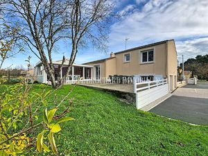 Belle véranda  double garage !