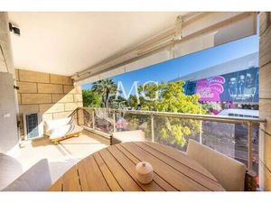 Exclusivité - 3 pièces avec terrasse  entièrement rénové  sur la Croisette face au Palais.