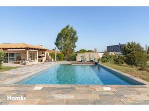 Maison d’architecte contemporaine avec piscine et dépendances