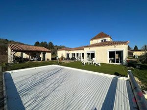Maison 3 chambres de plain-pied sur 6 000m² de terrain avec piscine
