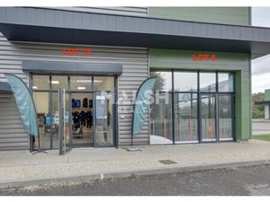 Location Local commercial 323m²