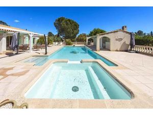 Superbe propriété de 257m² environ  située à Roquebrune sur Argens