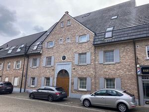 Ruim en goed onderhouden gelijkvloers appartement (ca 112m²) voorzien van 2 slk  2 parking