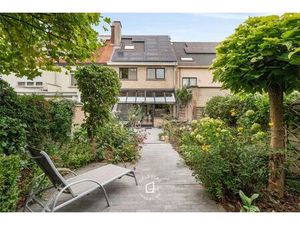 INSTAPKLARE GEZINSWONING MET GARAGE IN RUSTIGE STRAAT