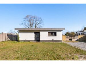 IDEALIS VASTGOED - CHARMANTE INSTAPKLARE GEZINSWONING MET EEN LICHTRIJKE LEEFRUIMTE  MODER