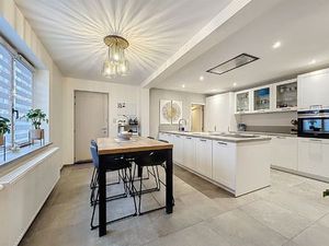 Half open bebouwing met 4 slaapkamer en garage op perceel van 433m²