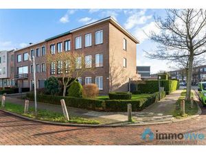 Ruime half-open bebouwing met 6 slpk's  tuin en 2 garageboxen