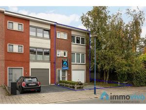 Half open woning met drie slaapkamers en tuin