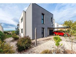 Villa contemporaine avec ascenseur — vente à terme libre d’occupation